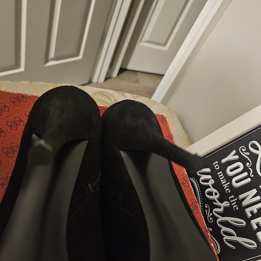 Guess Owens Suede Military Button 4-inch Heel Ankle Booties Sz. 6.5 - Picture 6 of 14